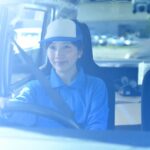 運転席の女性