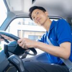 運転する男性