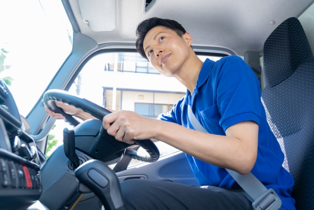 運転する男性
