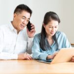 連絡をする夫婦