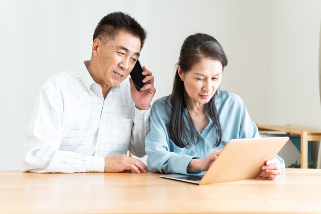 連絡をする夫婦