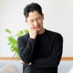 悩む男性