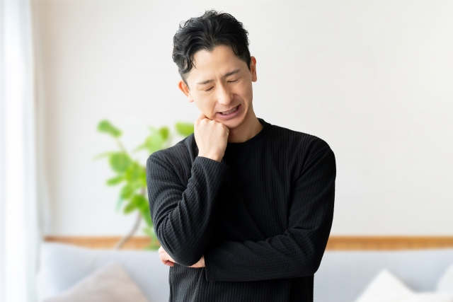 悩む男性