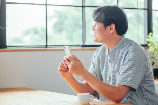 スマホを使う男性