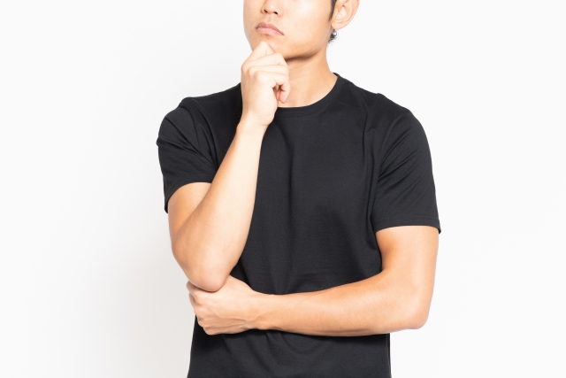 あごに手を当てて考える男性