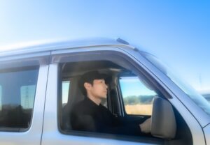 運転に集中する男性ドライバー