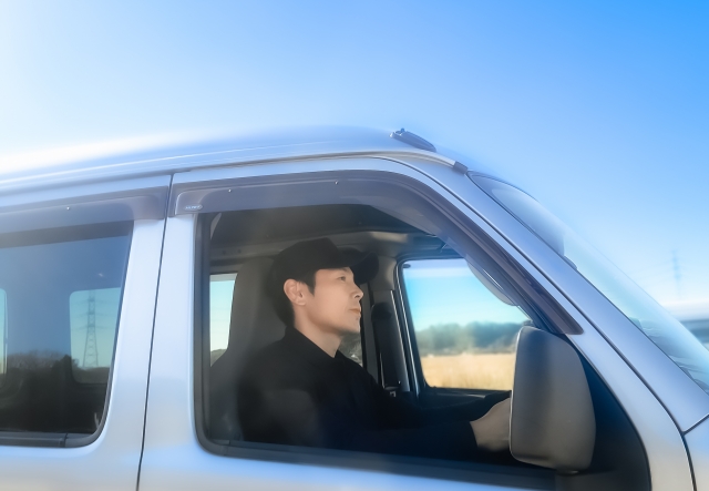 一人で運転に集中する男性