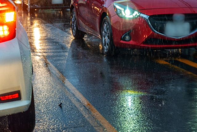 雨に濡れた夜の道路